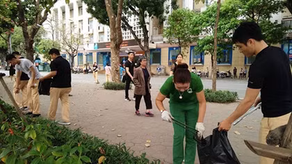 Cảnh sát giao thông chung tay làm đẹp Hồ Gươm