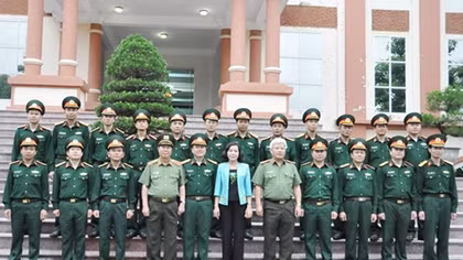 Thứ trưởng Bùi Văn Nam thăm, tặng quà tại Ninh Bình