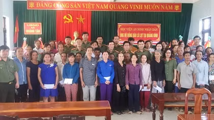 Học viện ANND trao quà cho nhân dân vùng lũ tại Hà Tĩnh, Quảng Bình
