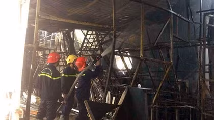 Cháy lớn tại Triều Khúc, nhiều cửa hàng bị thiêu rụi