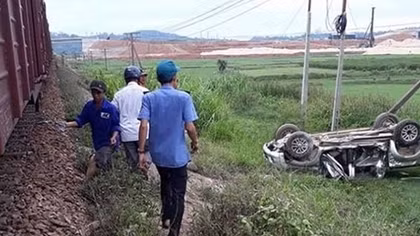 Xe ô tô bị tàu hoả húc văng, 1 người chết, 1 người bị thương