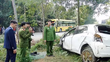 Ôtô đâm vào taluy, 4 người thương vong