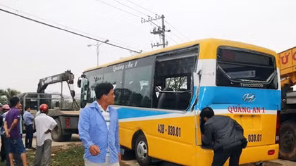 Bị xe tải đâm, xe buýt lao qua thành cầu rơi xuống kênh