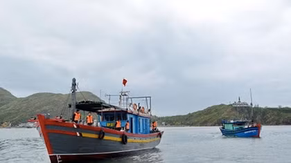 Lai dắt tàu cá cùng 4 ngư dân lâm nạn trên biển vào bờ an toàn