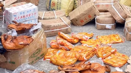 Lái xe tải mua gần 1 tấn gia cầm, bánh kẹo nhập lậu về tiêu thụ