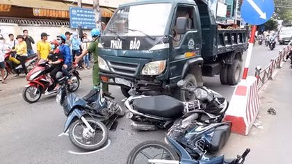 Xe ben mất phanh đè bẹp 4 xe máy chờ đèn đỏ
