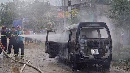 Đang dừng bên lề đường, ôtô 9 chỗ cháy bí ẩn