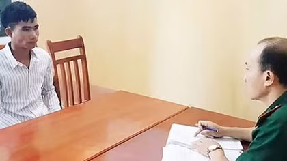 Khóa tay các đối tượng lừa bán người sang Trung Quốc
