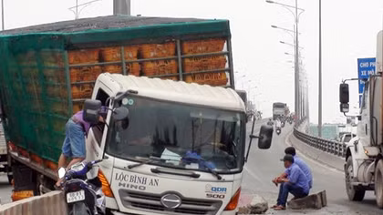 2 xe tải ủi dải phân cách rồi nằm gục trên QL1A
