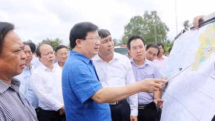 Phó Thủ tướng Trịnh Đình Dũng khảo sát vị trí xây dựng cầu Đại Ngãi