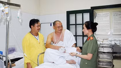 Thăm, tặng quà cho cán bộ Công an bị thương khi bắt đối tượng truy nã