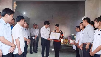 Truy tặng Bằng khen cho nữ sinh quên mình cứu bạn