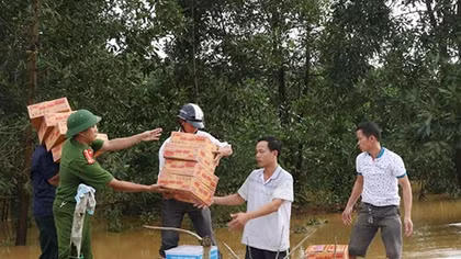 Công an Hà Tĩnh: Tặng 1.000 suất quà cho người dân vùng lũ