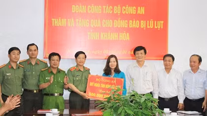 Bộ Công an trao 1 tỷ đồng hỗ trợ khắc phục hậu quả thiên tại lũ lụt