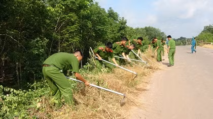 Hơn 120 cán bộ, chiến sỹ tham gia làm đường, sửa chữa nhà cho người dân
