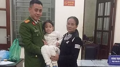 Bàn giao bé gái đi lạc trong đêm về với gia đình an toàn