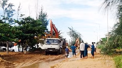Khối bùn cát khổng lồ tràn xuống đường