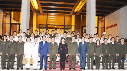 Chủ tịch Quốc hội gặp hai mươi gương mặt thanh niên Công an tiêu biểu năm 2016