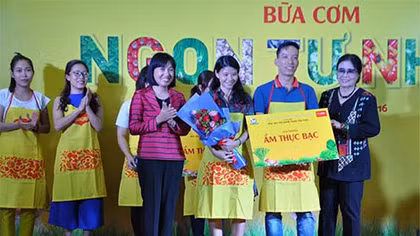 Nhà báo trổ tài vào bếp 