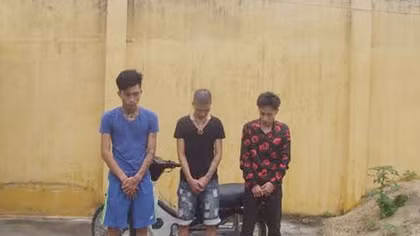 "Khủng bố" gia đình "con nợ" bằng chất bẩn