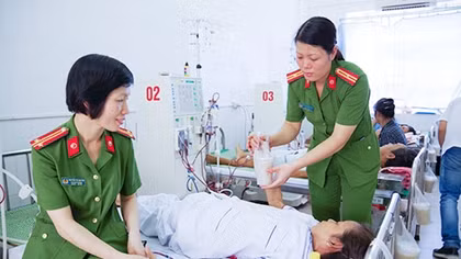 Công an Hà Nam phát 150 suất cháo tình nghĩa cho bệnh nhân