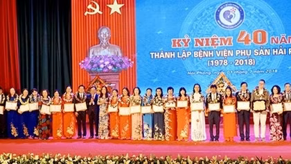 Bệnh viện Phụ sản Hải Phòng đón nhận Cờ Thi đua của Chính phủ