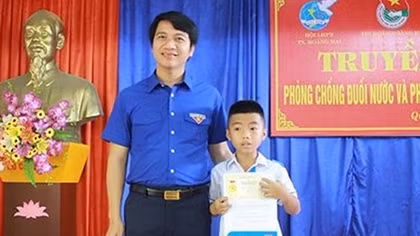 Trao Huy hiệu “Tuổi trẻ dũng cảm” tặng cháu bé lớp 5 cứu người đuối nước