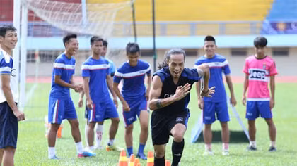 Phạm Anh Khoa hội ngộ và ghi bàn vào lưới danh thủ hàng đầu thế giới Dwight Yorke