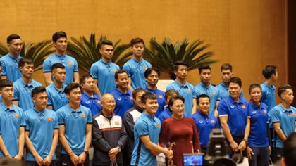 Tuyển thủ U23 cùng ký lên lá cờ Chủ tịch Quốc hội mang về từ Lũng Cú