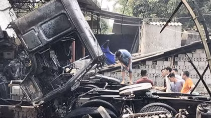 Đốt rác ngoài xưởng, 2 ô tô bị thiêu rụi