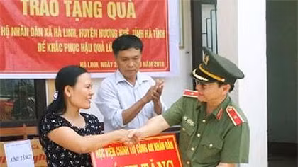 Học viện Chính trị CAND hỗ trợ vùng lũ Hà Tĩnh