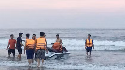 Cảnh sát PCCC Thanh Hoá kiệt sức vì nhường áo phao cứu du khách