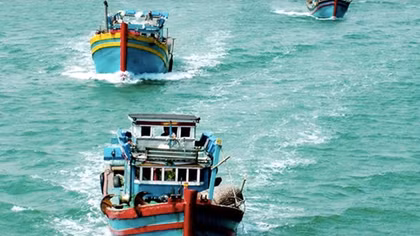 Hướng dẫn tàu đánh cá của ngư dân Bình Định, Phú Yên phòng tránh bão Sanba
