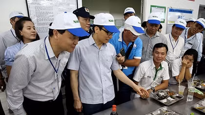 Phó Thủ tướng Vũ Đức Đam thăm bếp ăn công nhân ở Tân Thuận
