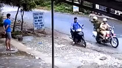 Hình ảnh Công an truy bắt tên trộm xe máy được cộng đồng mạng ngợi khen