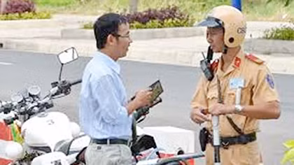 Bóc mẽ tật xấu của người vi phạm Luật Giao thông Việt Nam