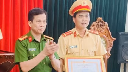 Tặng giấy khen cho Đại úy CSGT cởi áo cầm máu cứu người gặp nạn