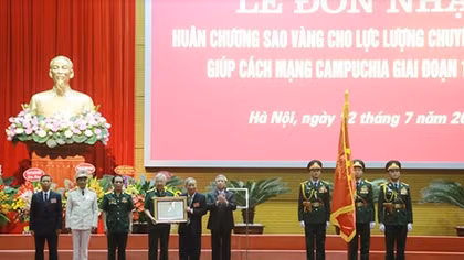 Trao tặng Huân chương Sao vàng cho lực lượng chuyên gia Việt Nam giúp cách mạng Campuchia