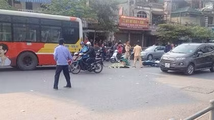 Va chạm xe buýt, người đàn ông đi xe máy bị cán chết thảm