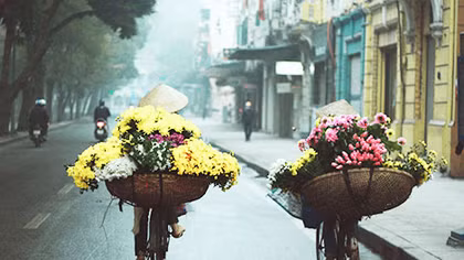 Những người phụ nữ bán hàng rong đạp xe qua phố