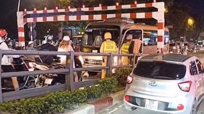 Xử phạt tài xế ô tô 29 chỗ đi lên cầu vượt Thái Hà
