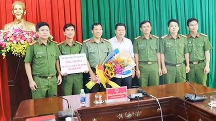 Khen thưởng Công an tỉnh Đắk Nông về thành tích triệt phá đường dây sản xuất, buôn bán xăng giả