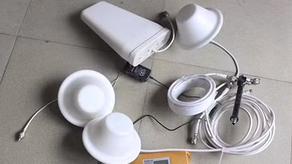 Nhóm người nước ngoài sử dụng thiết bị kích sóng di động