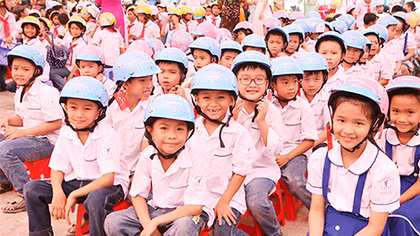 Phát 100 mũ bảo hiểm hưởng ứng chiến dịch an toàn giao thông
