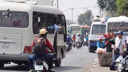 Hà Nội truy quét xe dù, bến xe khách trá hình