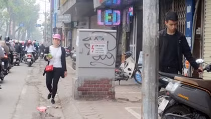 Quy định để xe máy trên vỉa hè còn nhiều bất cập