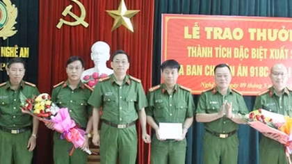 Trao thưởng thành tích triệt xoá tụ điểm bán lẻ ma tuý, sử dụng vũ khí nóng