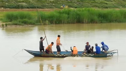 Đã tìm thấy thi thể người cha trong vụ lật thuyền trên sông Đăk Bla