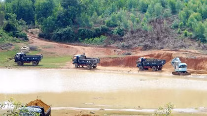 Núp bóng nạo vét lòng hồ để khai thác đất