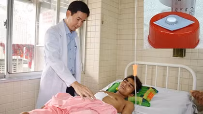 Nuốt 5 viên thuốc còn trong vỏ, qua 2 ca mổ mới lấy được dị vật